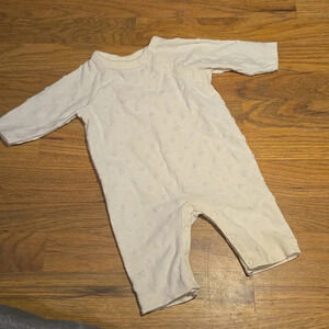 Place white dot bodysuit 0-3M